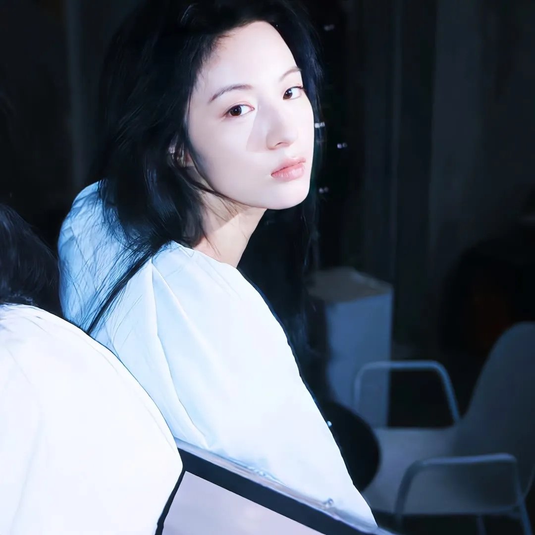 出墙红杏两家春